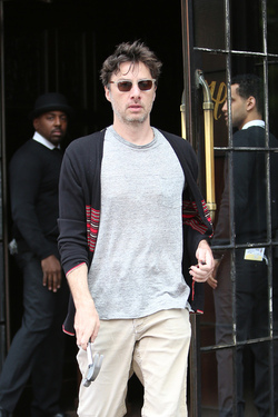Zach Braff has Trouble With his Bike Lock