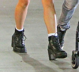 Ariel Winter Flaunts Legs Shows PDA With Boyfriend At Grocery Store Ariel Winter Flaunts Legs Shows PDA With Boyfriend At Grocery Store
