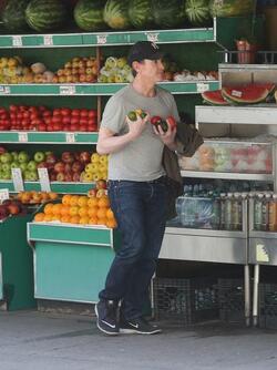 Billy Crudup buys 2 handfuls of fruit