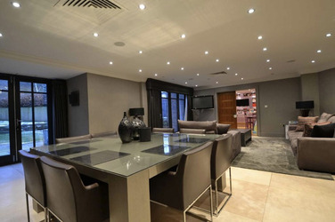 FORMER UNITED STAR FINDS BUYER FOR HIS HOME AFTER SEVEN YEARS AND SLASHING PRICE
