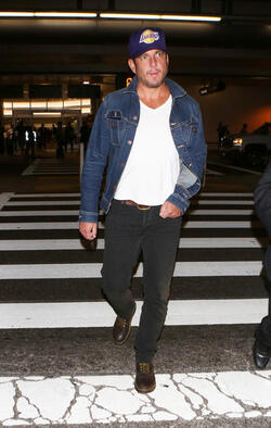 Comedic actor Will Arnett arrives at LAX sporting a cool denim jacket facial scruff and a Lakers cap as he makes his way to his vehicle. Comedic actor Will Arnett arrives at LAX sporting a cool denim jacket facial scruff and a Lakers cap as he makes his way to his vehicle.