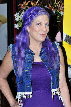 Tori Spelling shows of her new purple hair