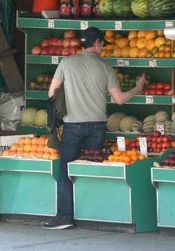 Billy Crudup buys 2 handfuls of fruit