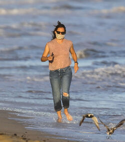 Jennifer Garner Is strolling the beach in Malibu after flirting with Bradley Cooper