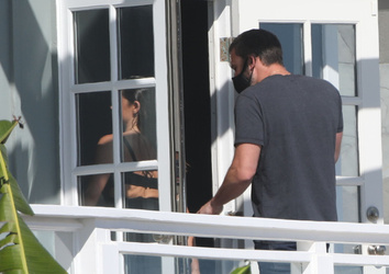 Ana de Armas pulls beau Ben Affleck s face mask down to give him a kiss as he visits her on set in Malibu Ana de Armas pulls beau Ben Affleck s face mask down to give him a kiss as he visits her on set in Malibu