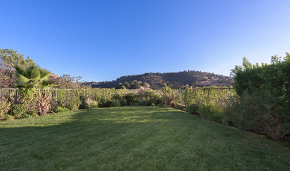 SELENA GOMEZ SELLS MANSION