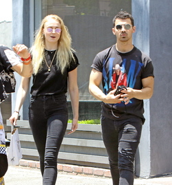 Joe Jonas Channels Bruce Lee To Defend Girlfriend Sophie Turner Joe Jonas Channels Bruce Lee To Defend Girlfriend Sophie Turner