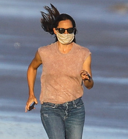 Jennifer Garner Is strolling the beach in Malibu after flirting with Bradley Cooper