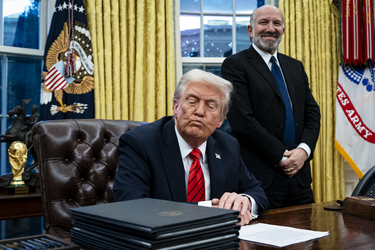 Trump Signs Executive Orders Trump Signs Executive Orders