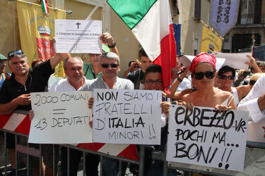 MANIFESTAZIONE PICCOLI COMUNI CONTRO MANOVRA ECONOMICA MANIFESTAZIONE PICCOLI COMUNI CONTRO MANOVRA ECONOMICA