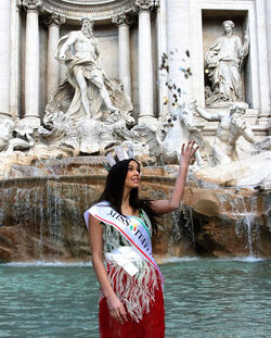 MISS ITALIA LANCIA LE LIRE A FONTANA DI TREVI