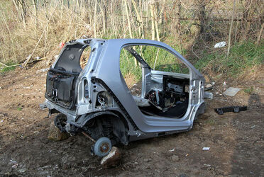 FURTI AUTO SMONTATA E ABBANDONATA