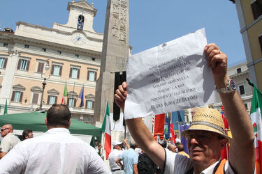 MANIFESTAZIONE PICCOLI COMUNI CONTRO MANOVRA ECONOMICA MANIFESTAZIONE PICCOLI COMUNI CONTRO MANOVRA ECONOMICA