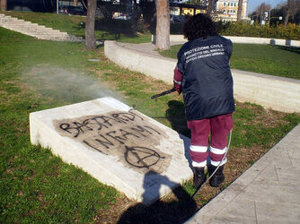 MONUMENTO AI CADUTI DI NASSYRIA IMBRATTATE