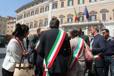 MANIFESTAZIONE PICCOLI COMUNI CONTRO MANOVRA ECONOMICA MANIFESTAZIONE PICCOLI COMUNI CONTRO MANOVRA ECONOMICA