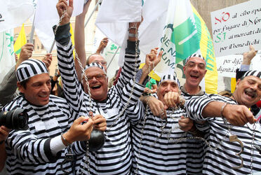 PROTESTA ASSOCIAZIONI CONSUMATORI CONTRO CARO PREZZI