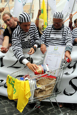 PROTESTA ASSOCIAZIONI CONSUMATORI CONTRO CARO PREZZI