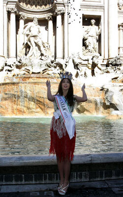 MISS ITALIA LANCIA LE LIRE A FONTANA DI TREVI