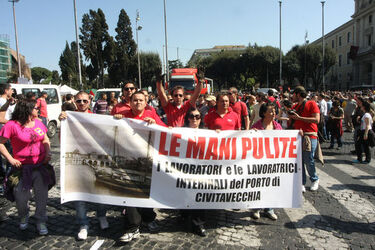 MANIFESTAZIONE CONTRO IL PRECARIATO MANIFESTAZIONE CONTRO IL PRECARIATO