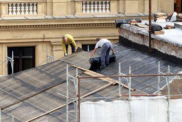 OPERAI LAVORANO SENZA SICUREZZA