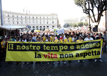 MANIFESTAZIONE CONTRO IL PRECARIATO MANIFESTAZIONE CONTRO IL PRECARIATO