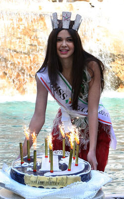 MISS ITALIA LANCIA LE LIRE A FONTANA DI TREVI