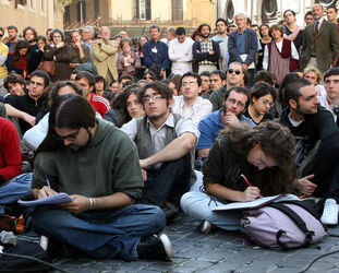 LEZIONI UNIVERSITA DAVANTI MONTECITORIO