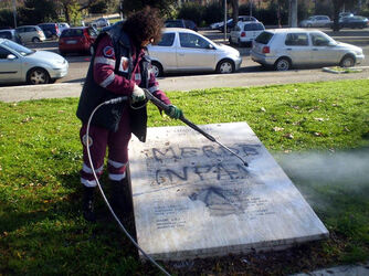 MONUMENTO AI CADUTI DI NASSYRIA IMBRATTATE