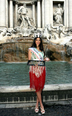 MISS ITALIA LANCIA LE LIRE A FONTANA DI TREVI