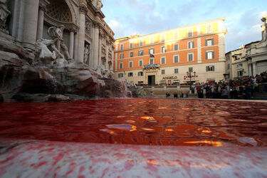 ATTO VANDALICO A FONTANA DI TREVI ATTO VANDALICO A FONTANA DI TREVI