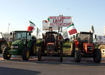 MANIFESTAZIOINE AGRICOLTORI MANIFESTAZIOINE AGRICOLTORI