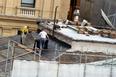 OPERAI LAVORANO SENZA SICUREZZA