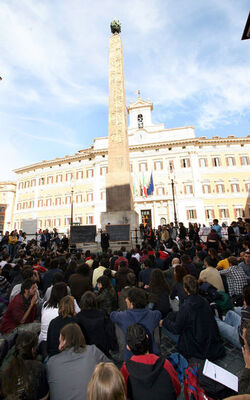 LEZIONI UNIVERSITA DAVANTI MONTECITORIO