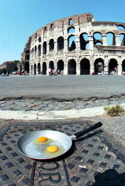 UOVA COTTE DAL FORTE CALDO DAVANTI AL COLOSSEO