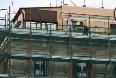 OPERAI LAVORANO SENZA PROTEZIONI