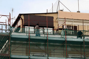 OPERAI LAVORANO SENZA PROTEZIONI