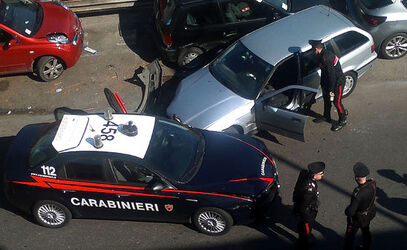 CARABINIERI INSEGUONO E BLOCCANO AUTO DOPO UN FURTO