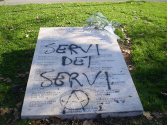 MONUMENTO AI CADUTI DI NASSYRIA IMBRATTATE