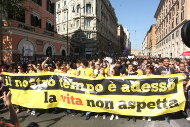 MANIFESTAZIONE CONTRO IL PRECARIATO MANIFESTAZIONE CONTRO IL PRECARIATO