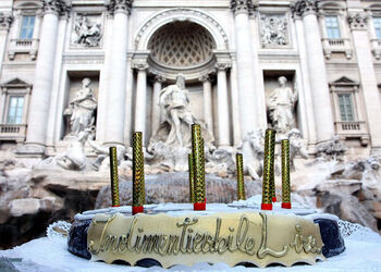 MISS ITALIA LANCIA LE LIRE A FONTANA DI TREVI