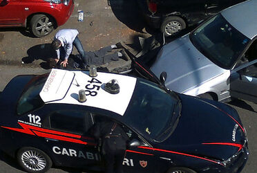 CARABINIERI INSEGUONO E BLOCCANO AUTO DOPO UN FURTO
