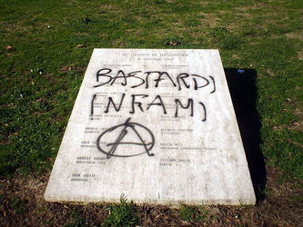 MONUMENTO AI CADUTI DI NASSYRIA IMBRATTATE