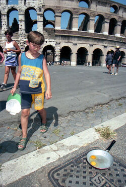 UOVA COTTE DAL FORTE CALDO DAVANTI AL COLOSSEO