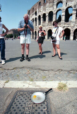 UOVA COTTE DAL FORTE CALDO DAVANTI AL COLOSSEO