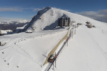 Monte Generoso: Ferrovia Monte Generoso, operazioni di sgombero neve. Nella foto una veduta aerea panorramica durante un momento durante lo sgombero della neve sui binari della Ferrovia Monte Generoso durante la stagione invernale con l'ausilio di una fresatrice.
© Keystone SDA / Ti-Press / Pablo Gianinazzi