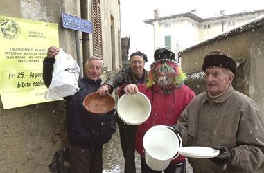 Vacallo distribuzione polenta e merluzzo