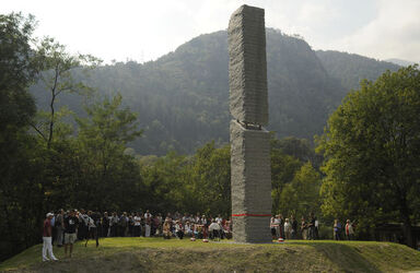 Avegno festa inaugurale stele per Vallemaggia Pietraviva