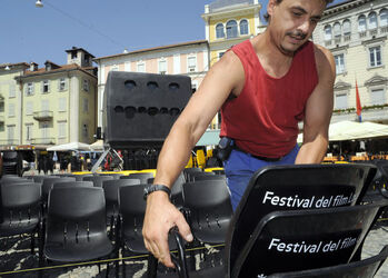 Locarno preparativi filmfestival in Piazza Grande