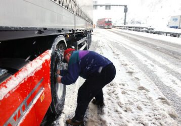 Ticino nevicata maltempo e disagi al traffico Ticino nevicata maltempo e disagi al traffico