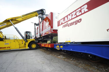 Chiasso HUPAC nuovo carro multi tasca